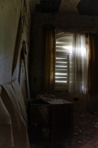 needs redecorating